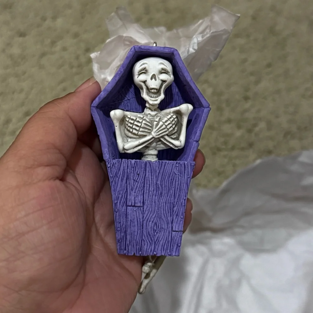 NIB 2013 Hallmark Keepsake CREEPY COFFIN Skeleton Ornament Pull String